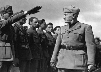 Benito Mussolini ispeziona le truppe italiane in Etiopia