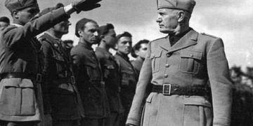 Benito Mussolini ispeziona le truppe italiane in Etiopia