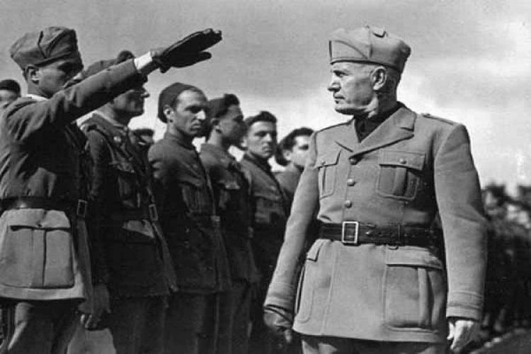 Benito Mussolini ispeziona le truppe italiane in Etiopia