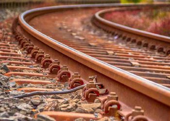 Donna trovata morta e decapitata sui binari in Brianza, ritardi e disagi - Nella foto, i binari di una stazione ferroviaria