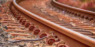 Donna trovata morta e decapitata sui binari in Brianza, ritardi e disagi - Nella foto, i binari di una stazione ferroviaria