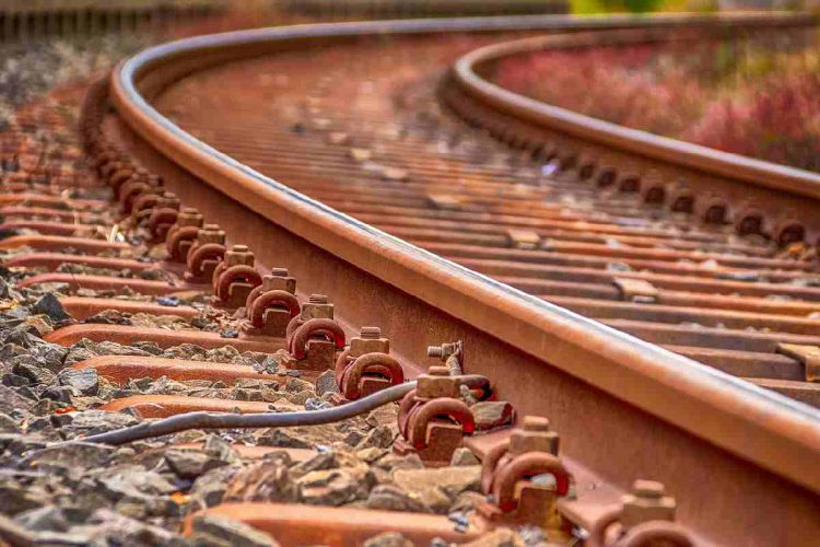 Donna trovata morta e decapitata sui binari in Brianza, ritardi e disagi - Nella foto, i binari di una stazione ferroviaria