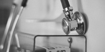 Cosenza, bimbo di cinque mesi morto in ospedale: indagati sei medici - Nella foto, uno stetoscopio