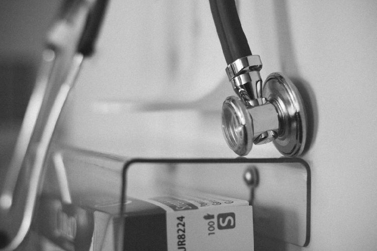 Cosenza, bimbo di cinque mesi morto in ospedale: indagati sei medici - Nella foto, uno stetoscopio