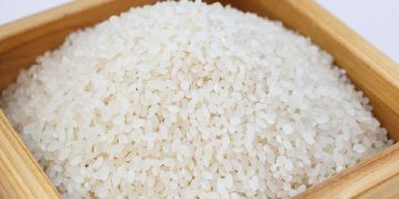 Del riso in un contenitore