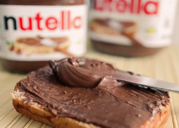 Della Nutella spalmata su una fetta di pane