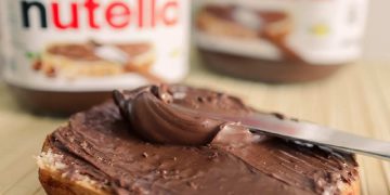 Della Nutella spalmata su una fetta di pane
