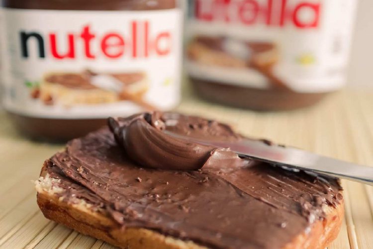 Della Nutella spalmata su una fetta di pane