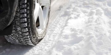 Della neve e la ruota di un veicolo
