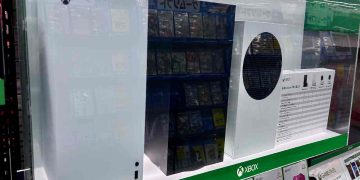 Delle console Xbox in un negozio giapponese