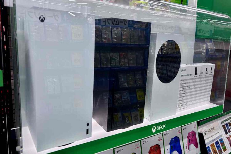 Delle console Xbox in un negozio giapponese