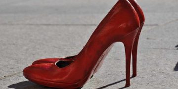 Delle scarpe rosse, simbolo della violenza sulle donne