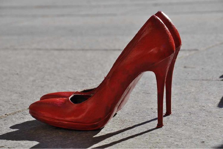Delle scarpe rosse, simbolo della violenza sulle donne