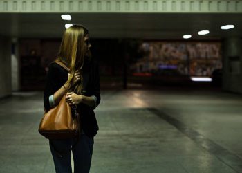 Donna aggredita nell'ascensore di casa a Roma