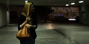 Donna aggredita nell'ascensore di casa a Roma