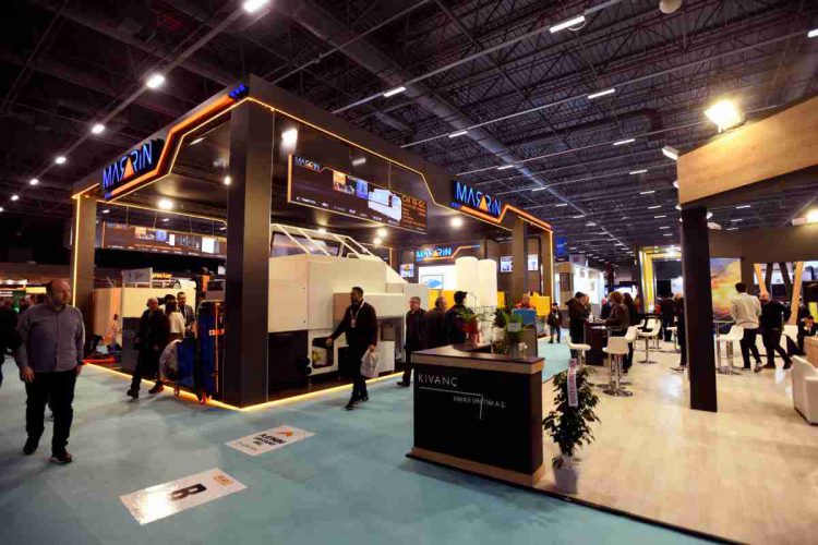 Un padiglione di una fiera dedicata alla tecnologia