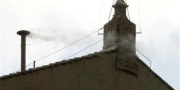 La fumata bianca che annunciò l'elezione di Benedetto XVI nel conclave del 2005