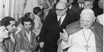 Giovanni XXIII in visita ai detenuti del carcere romano di Regina Coeli