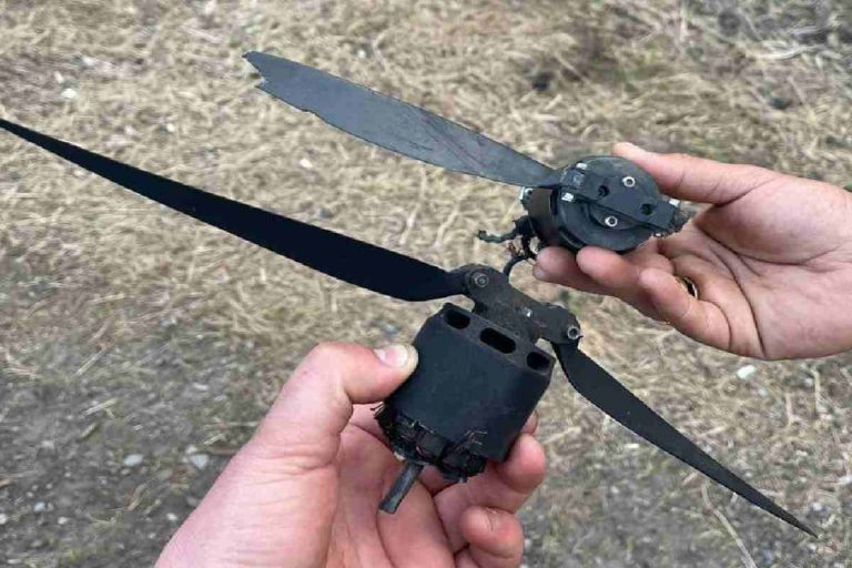 I resti di un drone kamikaze abbattuto