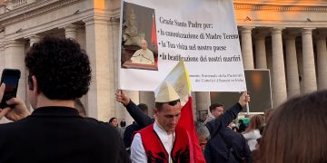 Funerali Papa Francesco, fedeli da tutto il mondo con bandiere e striscioni