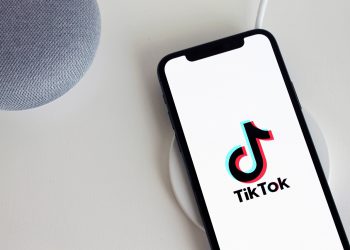 Il logo di TikTok sullo schermo di uno smartphone