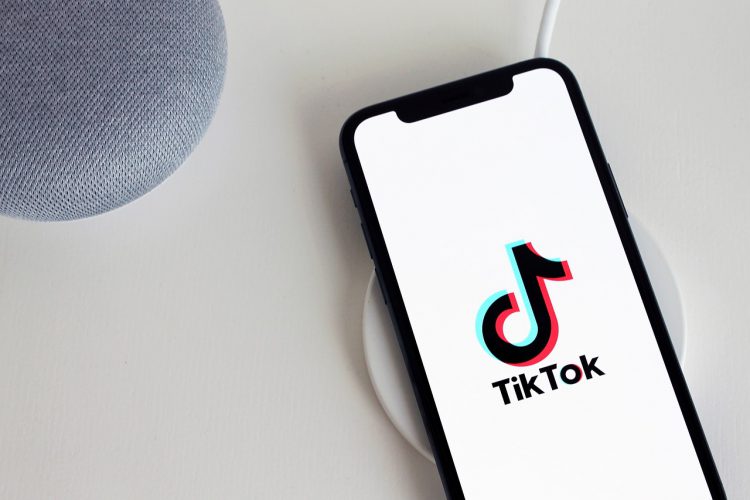 Il logo di TikTok sullo schermo di uno smartphone