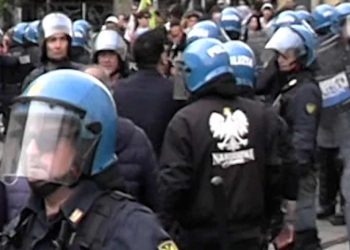 Il poliziotto che indossava la giacca degli ultra-nazionalisti polacchi