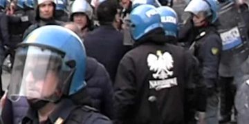 Il poliziotto che indossava la giacca degli ultra-nazionalisti polacchi