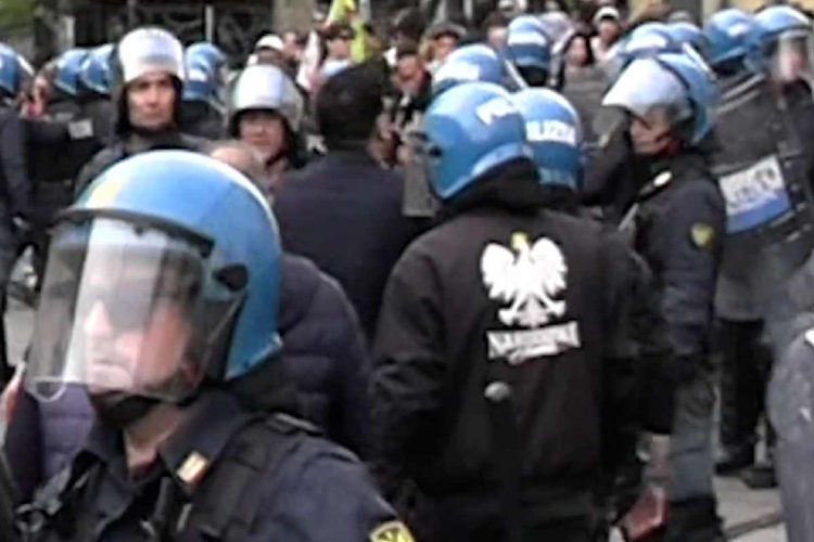 Il poliziotto che indossava la giacca degli ultra-nazionalisti polacchi