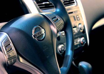 Il volante di un'auto Nissan
