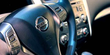 Il volante di un'auto Nissan