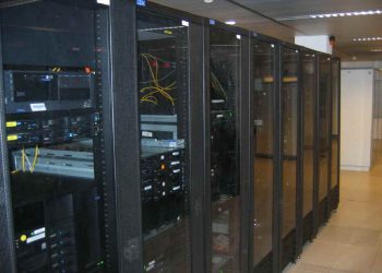 Interno di un centro di elaborazione dati con armadi e relativi rack