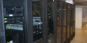 Interno di un centro di elaborazione dati con armadi e relativi rack
