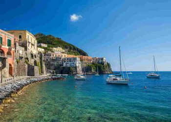 Il porto di Ischia con alcune barche ormeggiate davanti le case tipiche ischitane