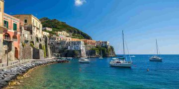 Il porto di Ischia con alcune barche ormeggiate davanti le case tipiche ischitane