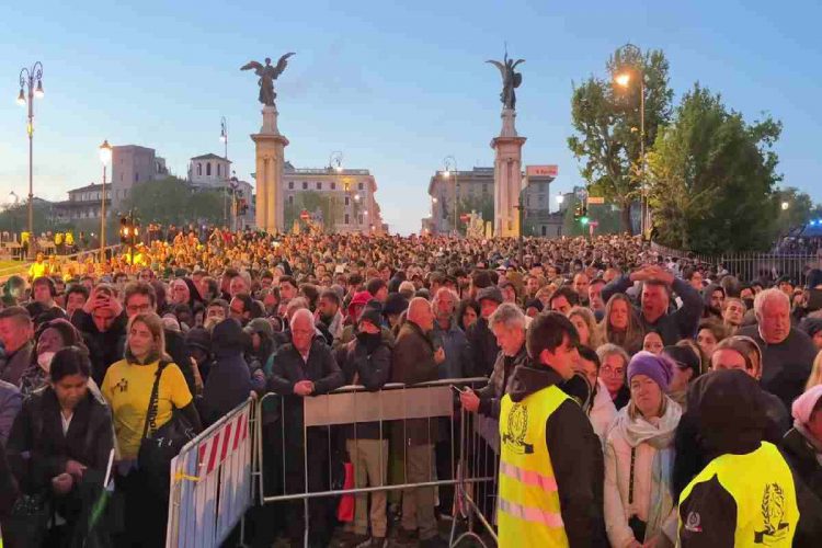 La folla ai funerali di Papa Francesco