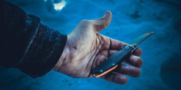 La mano di un uomo con un coltello