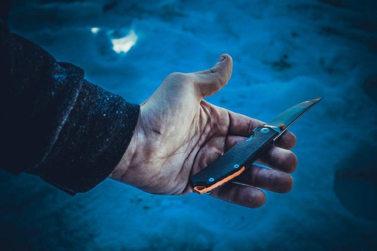 La mano di un uomo con un coltello