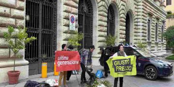 La protesta di Ultima Generazione davanti al ministero dell'Agricoltura