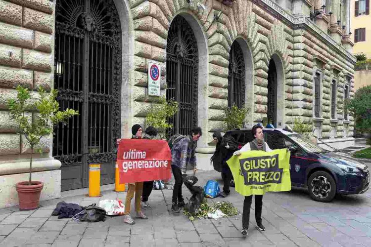 La protesta di Ultima Generazione davanti al ministero dell'Agricoltura