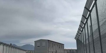 L'esterno di uno dei cpr in Albania