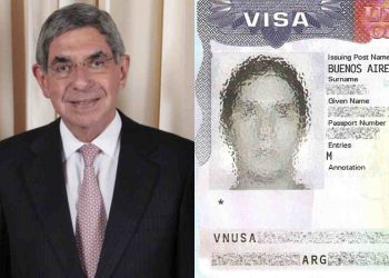 L'ex presidente del Costa Rica Óscar Arias Sánchez e un fac simile del visto Usa