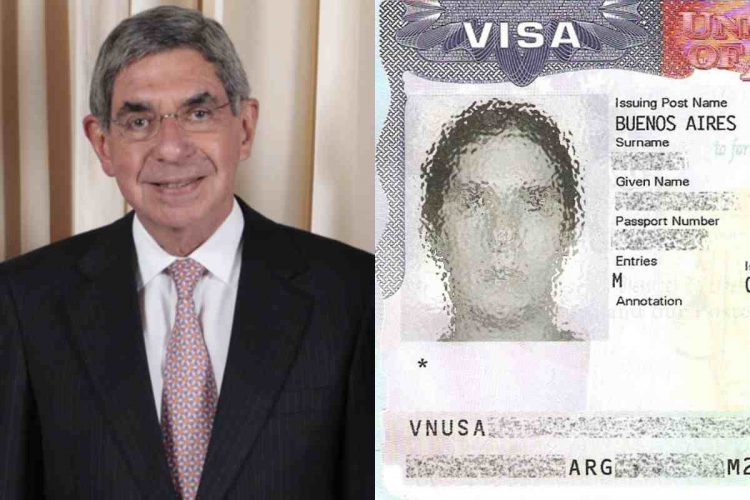 L'ex presidente del Costa Rica Óscar Arias Sánchez e un fac simile del visto Usa