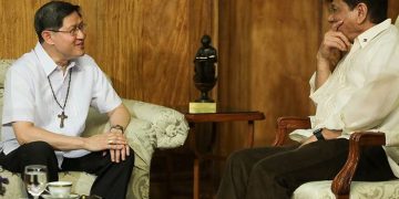 Luis Antonio Tagle (sinistra) assieme a Rodrigo R. Duterte