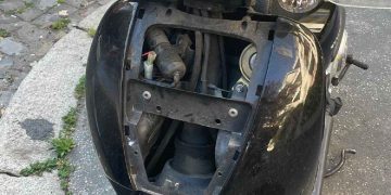 Il motorino danneggiato del ministro Giuli