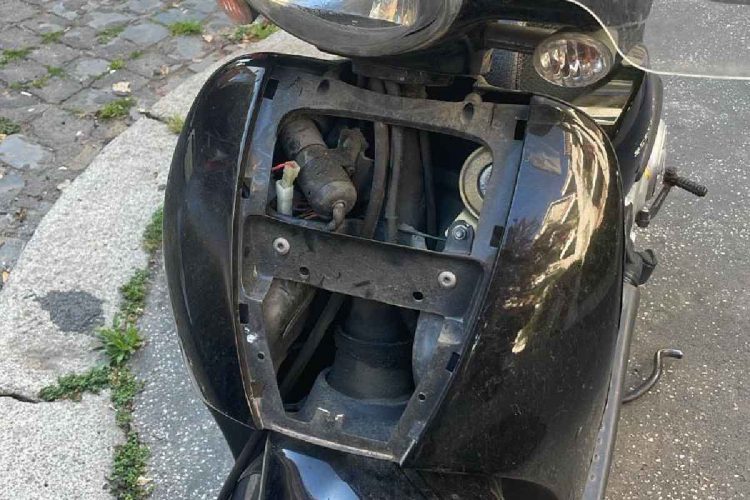 Il motorino danneggiato del ministro Giuli
