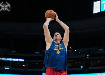 Nikola Jokić che tira a canestro