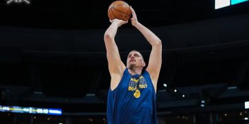 Nikola Jokić che tira a canestro