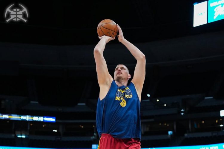 Nikola Jokić che tira a canestro