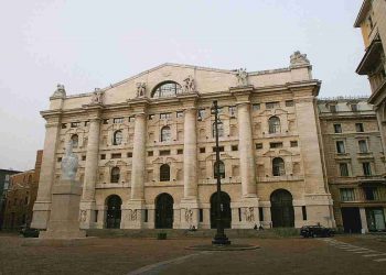 Palazzo Mezzanotte, Piazza Affari